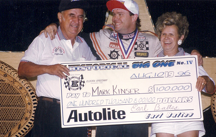 900px-BB_0017_8-10-1996 Mark Kinser flips his hat up while on victory stage with Earl and Bernice Baltes by Action Photo